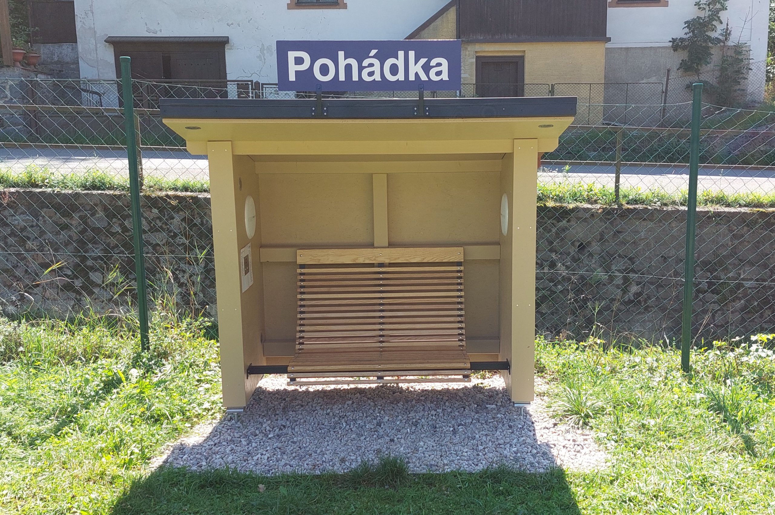 Konečně – zastávka se dočkala své typické cedule